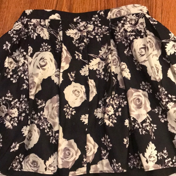 Forever 21 Dresses & Skirts - Floral Flowy Forever 21 Mini Skirt Barely Worn